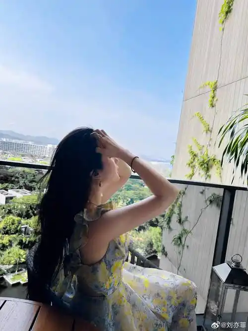 刘亦菲展现假日风情:黄绿色长裙搭配时尚饰品,优雅亮相_生活_整体