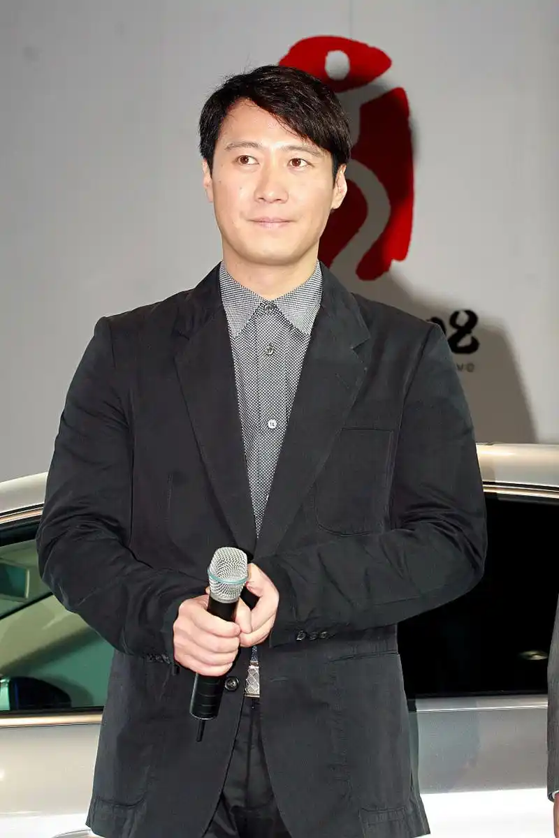 在娱乐圈中,有许多传奇明星,他们凭借颜值,才华和实力,征服了一代又一