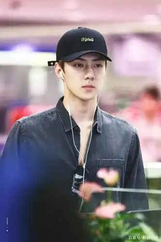 男神吴世勋机场照穿搭简约休闲又不失时尚太令人心动了