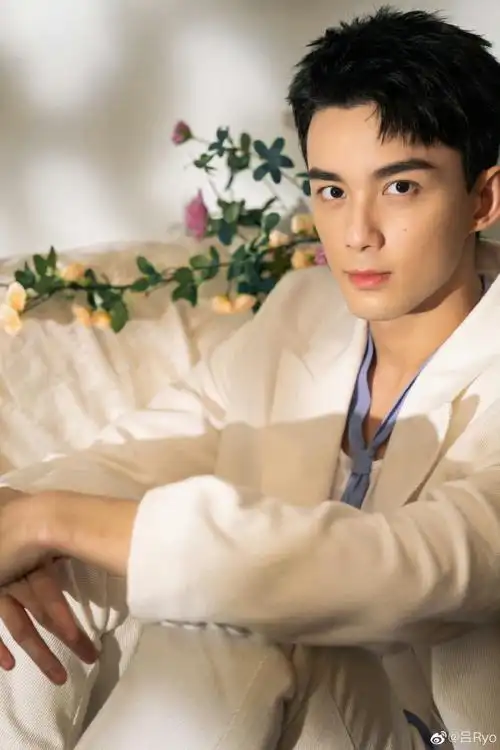 吴磊紫色飘带西装##吕品牌代言人吴磊##防脱加一步 吴限爆发力