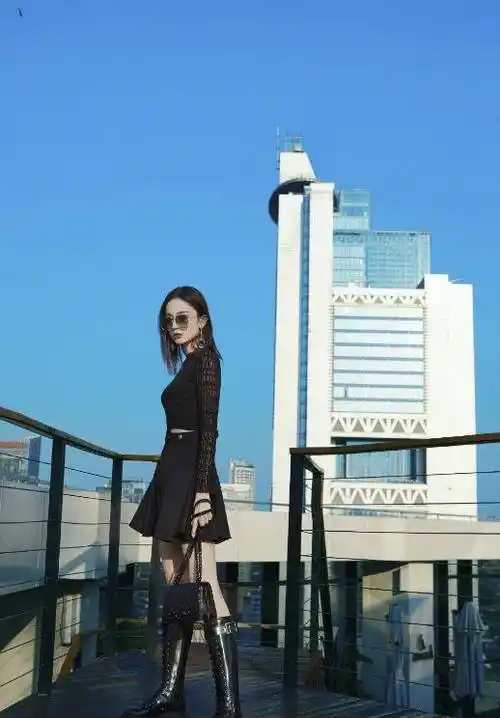 古力娜扎黑色短裙配墨镜,穿搭a到爆!女强人气质完美呈现!