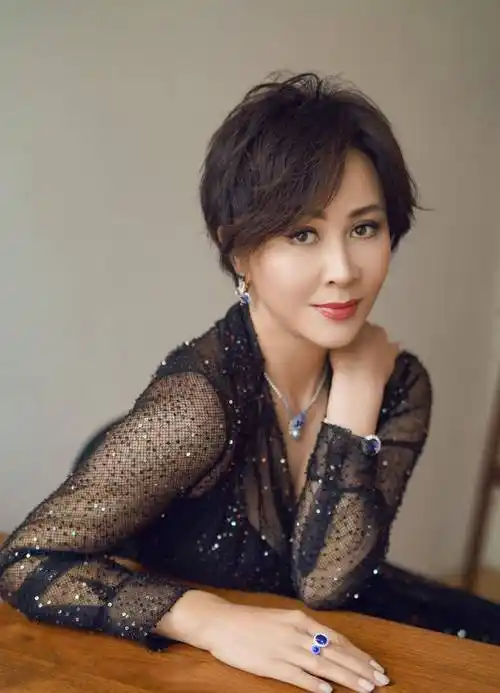 身材 55岁刘嘉玲状态真好,黑白格纹风衣配白色短靴,恬静优雅有韵味.