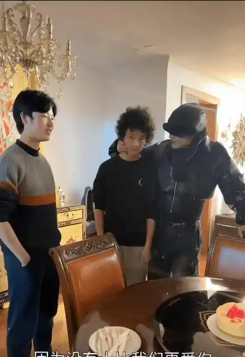 马景涛与前妻为儿子庆生儿子身高快到一米八吴佳妮状态似少女