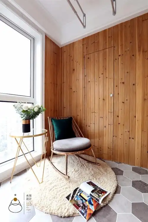 用木板装饰的墙面,仿佛把大自然带进了家中.