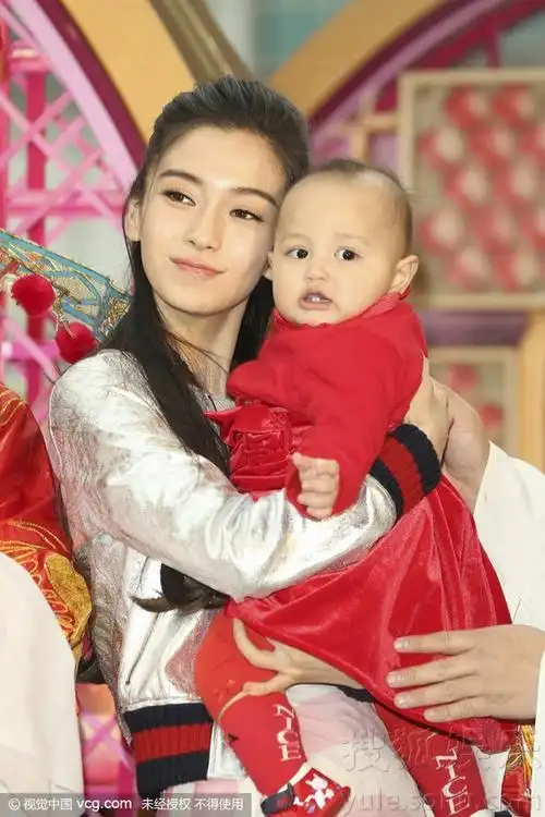 搜狐娱乐讯 angelababy杨颖婚后首次返港出席活动,她透露自己的近况