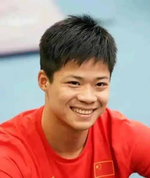 苏炳添不是特别惊艳的帅哥,身高也不是很高,但是身上散发个人魅力独特