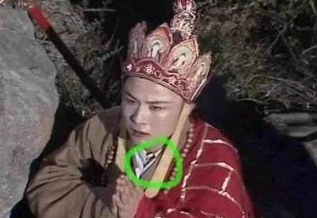 智商的穿帮镜头,网友:小学生都看不下去 这桌面上放盒烟是什么意思?