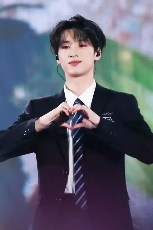 撒##严浩翔演唱会跟粉丝唠了五块钱的##严浩翔用rap串联所有自己的歌