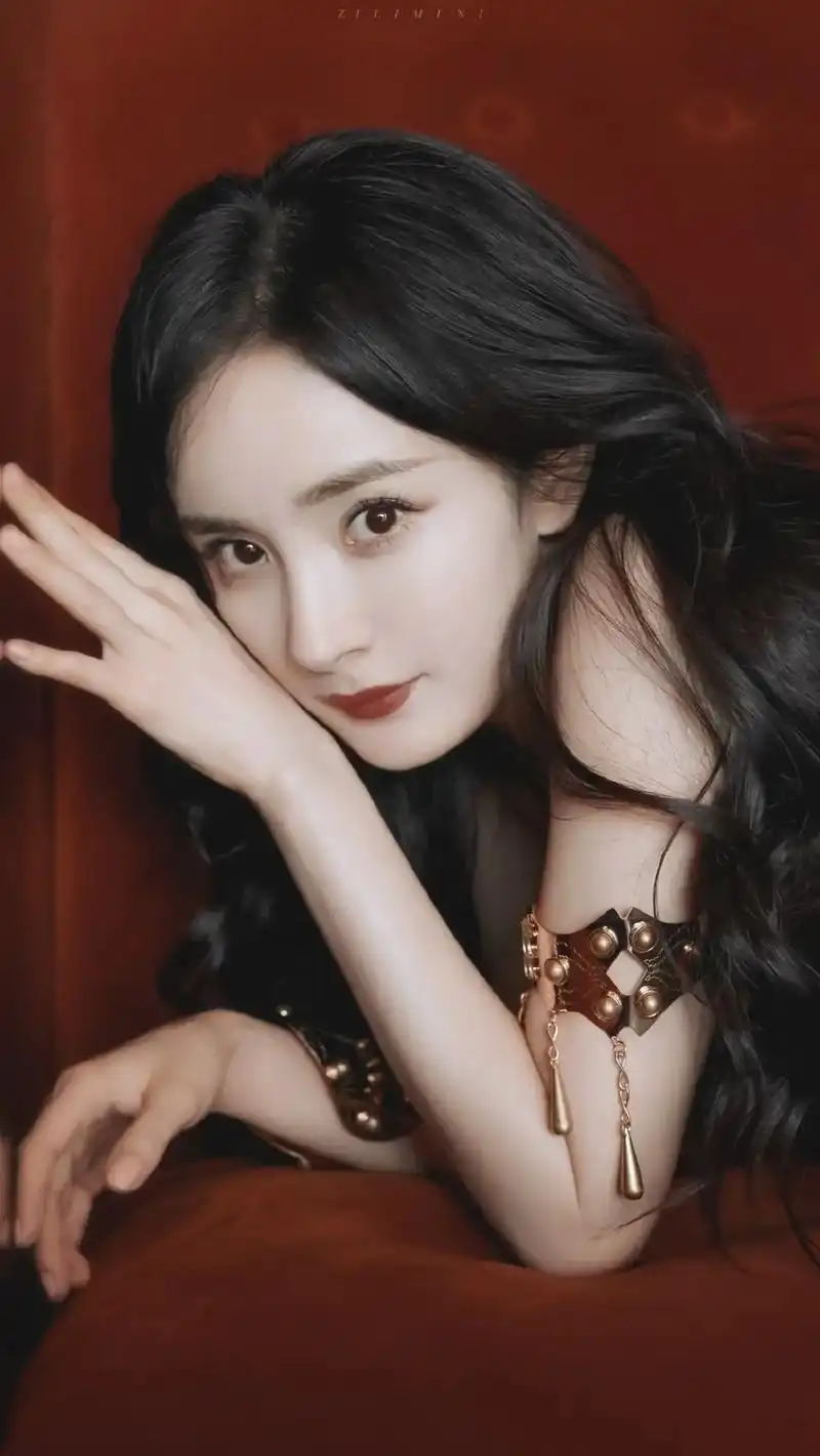 杨幂开叉礼裙 #杨幂 黑色卷发搭配印花长裙,女王范十足#酒 - 抖音