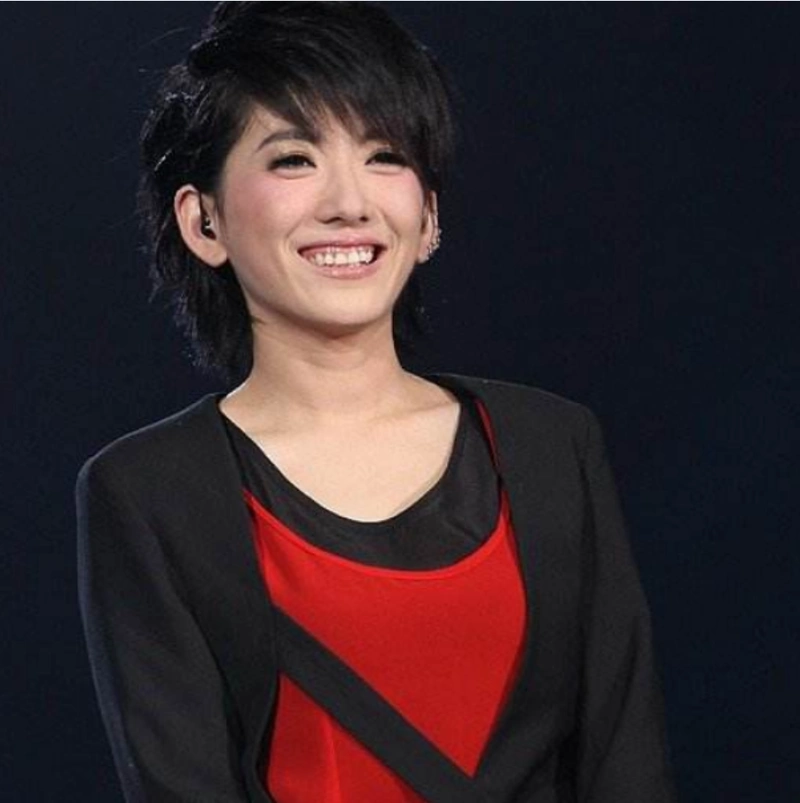 季军,影视歌坛双向发展却不红,35岁成了选秀回锅肉|快乐女声|刘忻