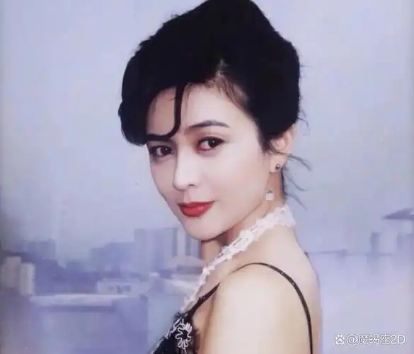 年轻时的关之琳,堪称风流浪子的梦中仙子,她的容颜如同一朵盛开的花朵