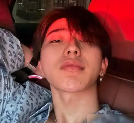 跑男蔡徐坤再次封神晒素颜胡子拉碴脸蜡黄粉丝赠爱称俊渣