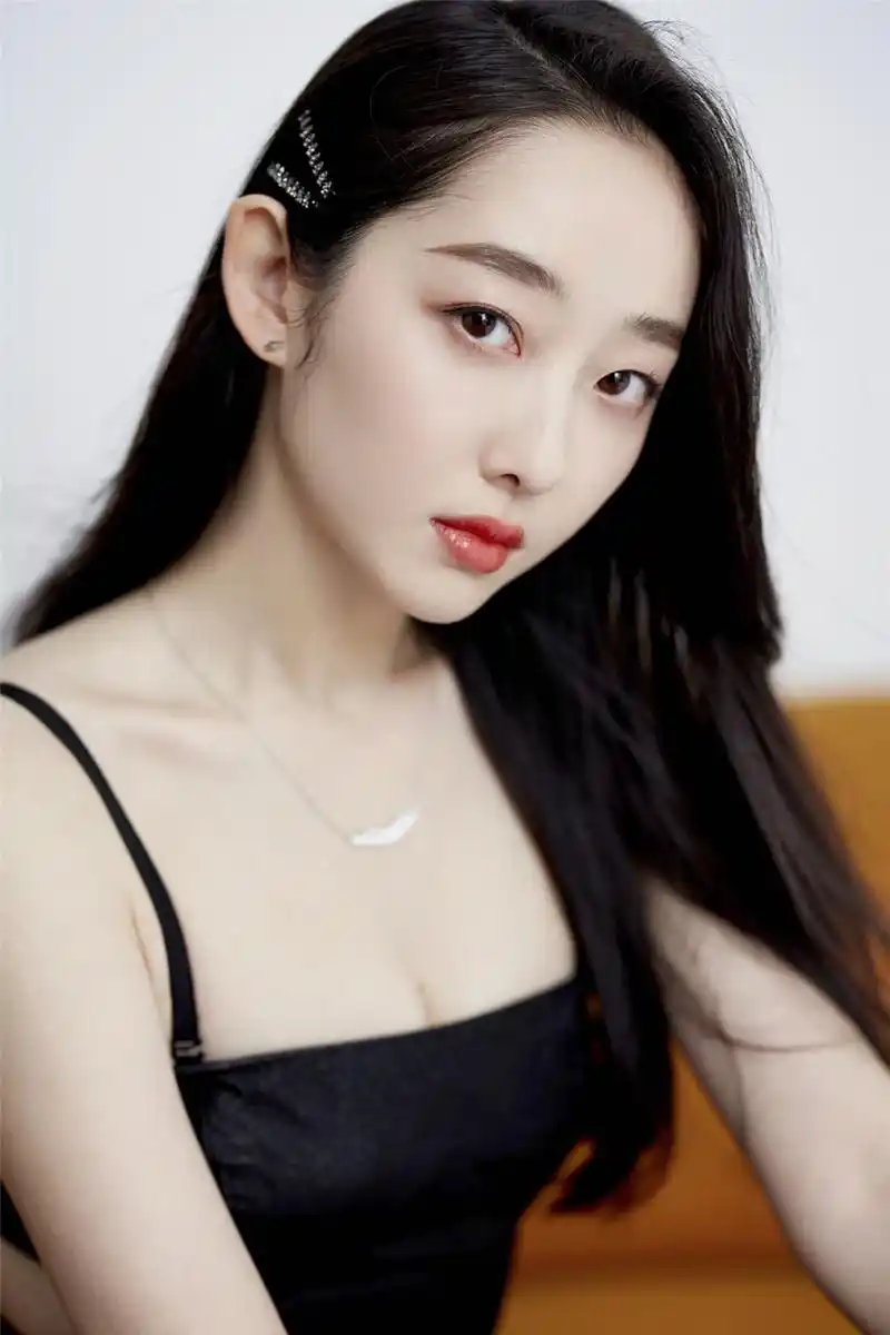 蒋梦婕现身时尚盛典露背裙雪白肌美丽动人