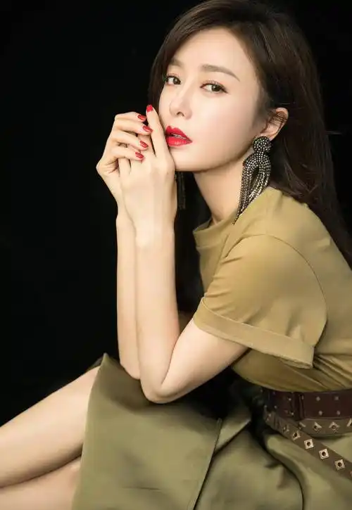 秦岚采访曝光,脸上没一丝皱纹看不出41岁,1年花6位数时尚_生活_本人