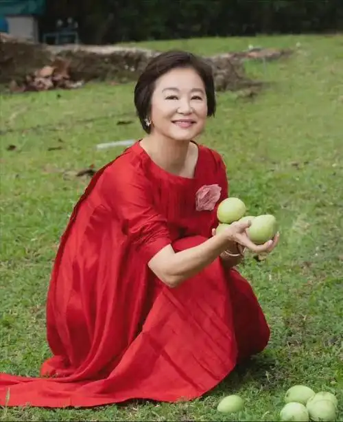 69岁的林青霞在后花园享受惬意时光,网友:自然老去的美丽