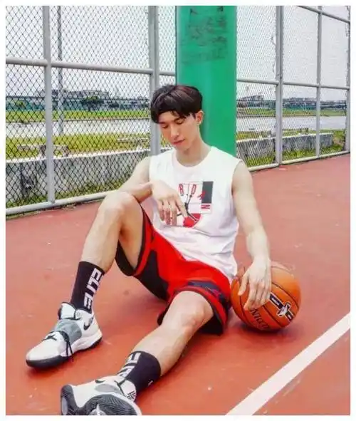 被记者捕抓到其与某啦啦队成员faye相恋,纵使有将近一个年轮的年龄差