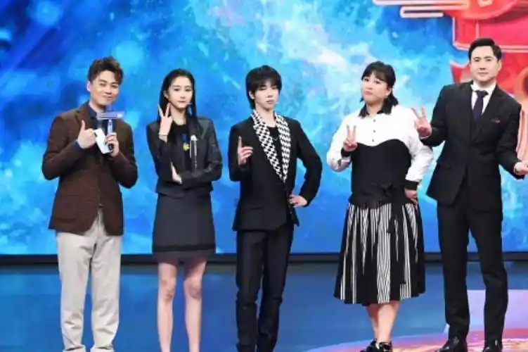 《王牌6》海报,关晓彤华晨宇颜值吸睛,16岁王牌少年成亮点_宋亚轩