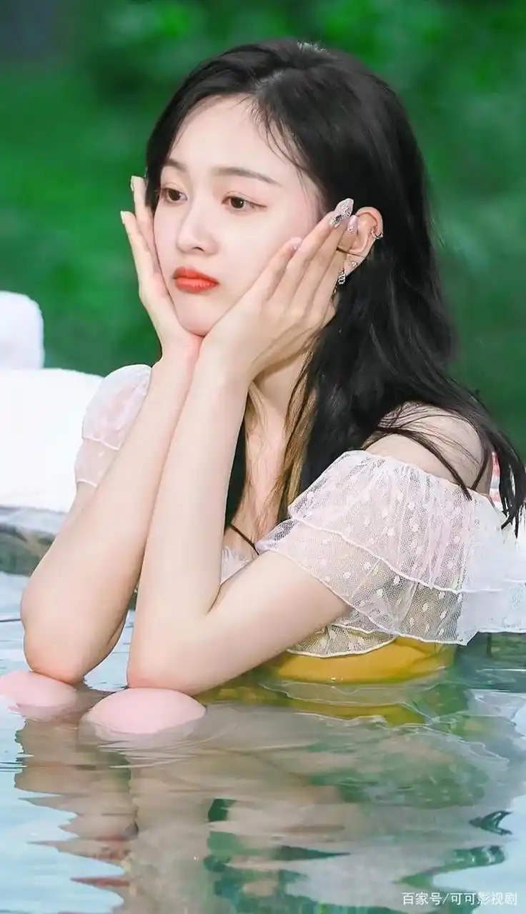 火箭少女吴宣仪,曼妙身材加持,匀称的大腿太吸睛