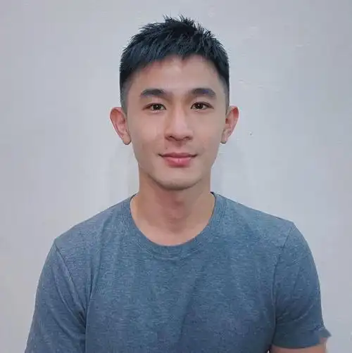 男生不想留油腻的"背头"发型,可以尝试剪这种碎碎的短发,整体看起来会