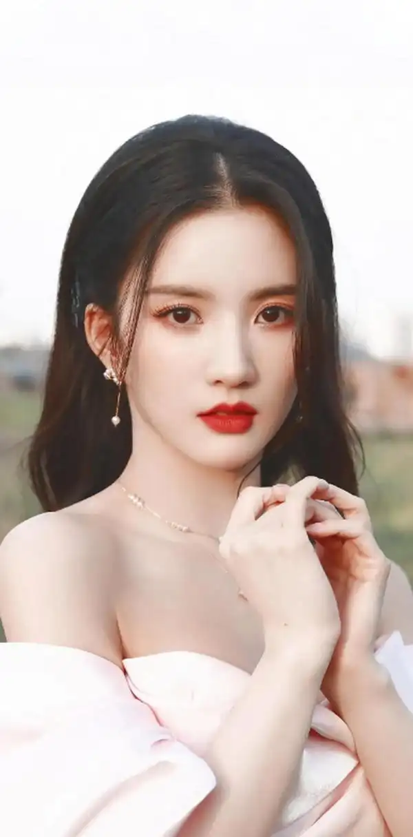 刘些宁抹胸礼服写真