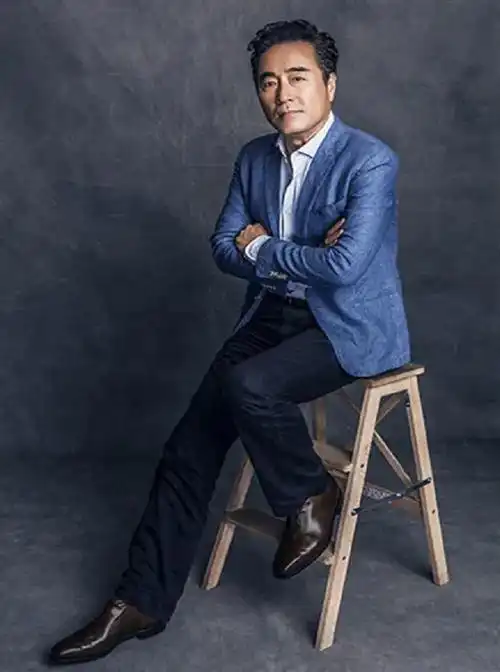 杨立新个人资料简介:娶普通妻子恩爱39年,儿子杨玏成了夫妻俩的骄傲