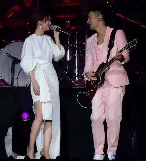 原创李荣浩辟谣离婚传闻曾是吉克隽逸的手机封面称和老婆像拜把子