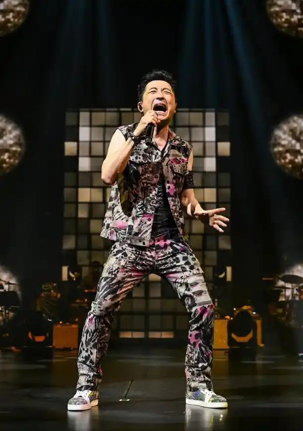 传庾澄庆突发心脏病不幸离世,经纪人辟谣假的,网友揣测:炒热度|伊能静