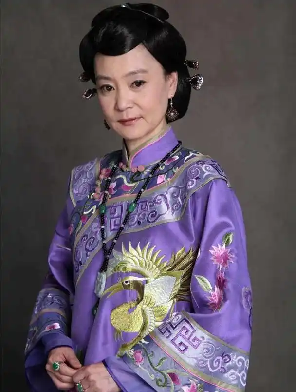 但是像她这样的天然美人,比如潘虹,俞小凡这样的老一辈女演员,就算老