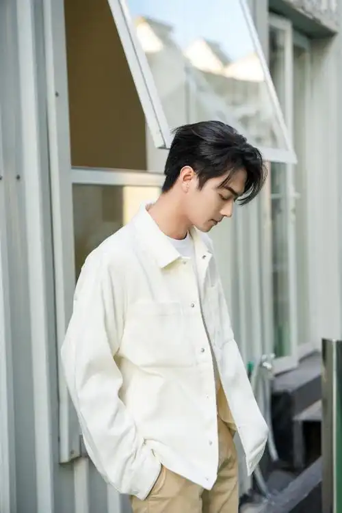 春日午后随拍#许凯最新户外随拍,春日午后,光影间定格温柔帅气~78