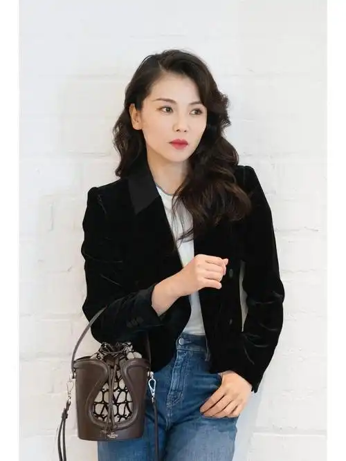 45岁刘涛换了新发型减龄10岁穿西装牛仔裤老爹鞋时髦又减龄