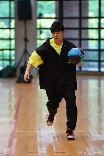 台北:周杰伦亮相儿童篮球营公益活动,陪孩子们打球暖心又帅气!