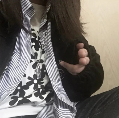 微丧·不露脸·真人女生头像:少年还是那个少年,只是再也不是喜欢的