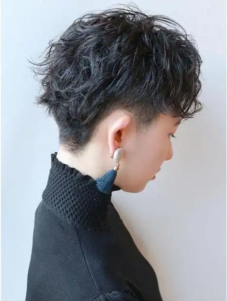 女士推边纹理烫短发,利落蓬松真时尚,很适合40岁以上的姐妹