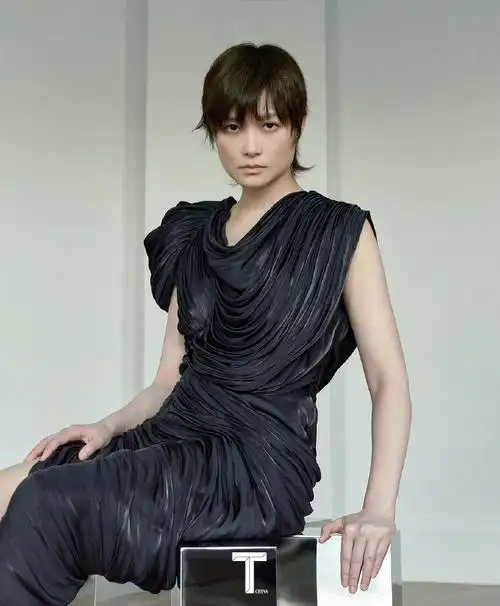 李宇春狼尾发型大片##李宇春t锦绣五月刊封面