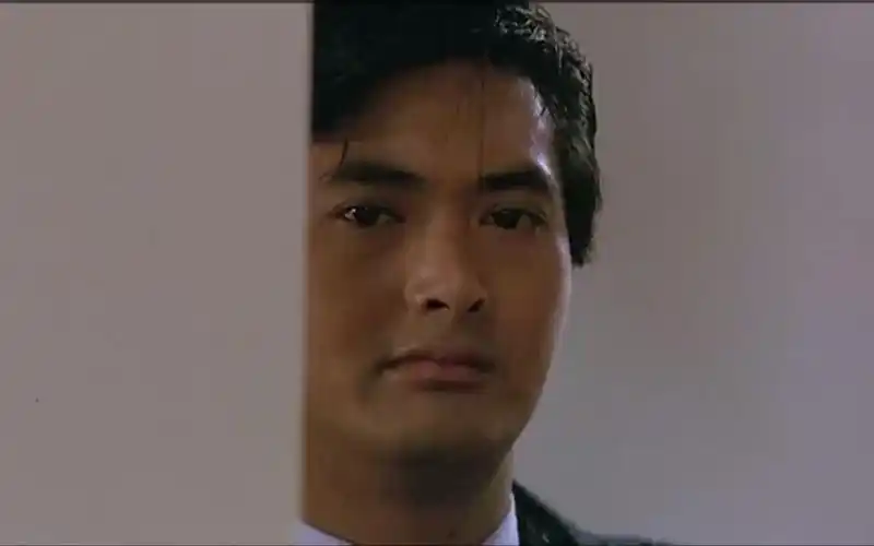 英雄本色:周润发太聪明,利用和女人亲近,把枪都藏好了!