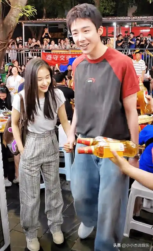 王子文和身高189刘宇宁重庆拍戏,分手后气色不错,最萌身高差