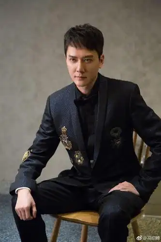 冯绍峰西装笔挺,尽显绅士风度,帅气十足,网友:赵丽颖好眼光!