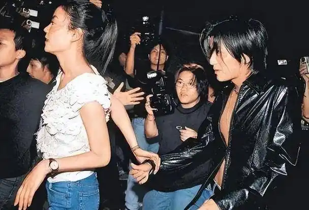 43岁谢霆锋上海出席活动,未见王菲身影,生图显年轻但鞋子很抢镜