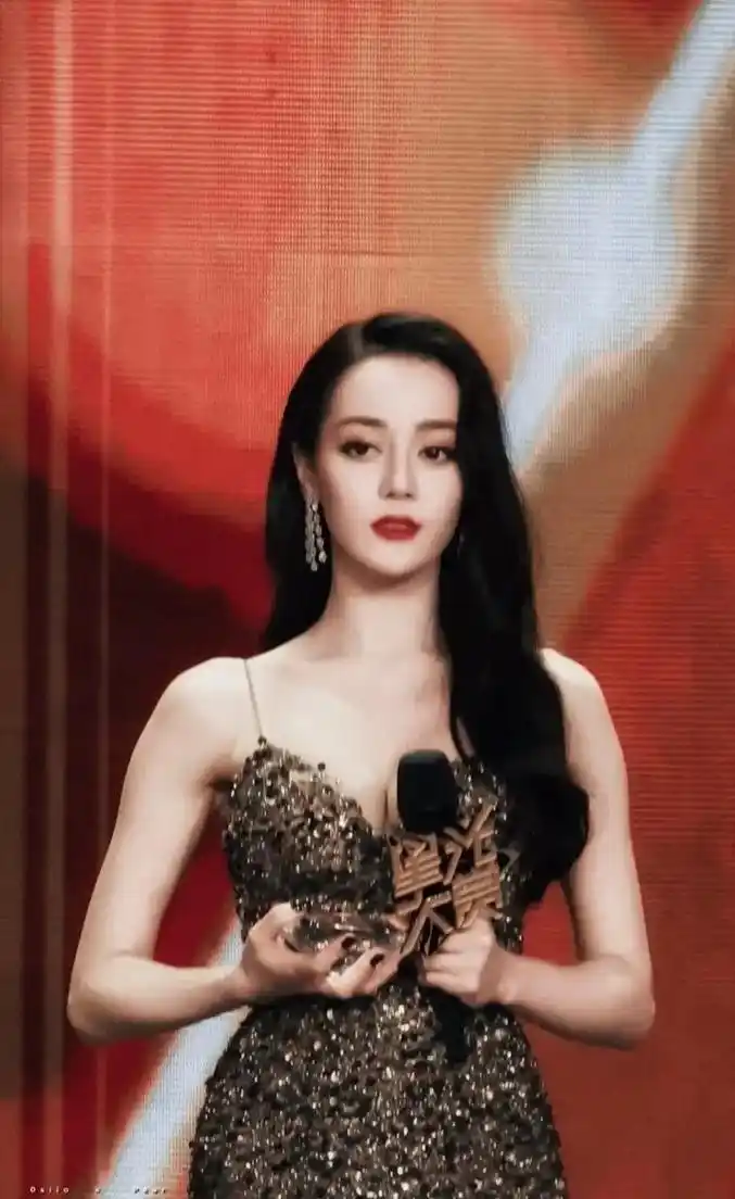 迪丽热巴 故事里的女主角今年三十岁啦 生日快乐哦 随处可见 - 抖音