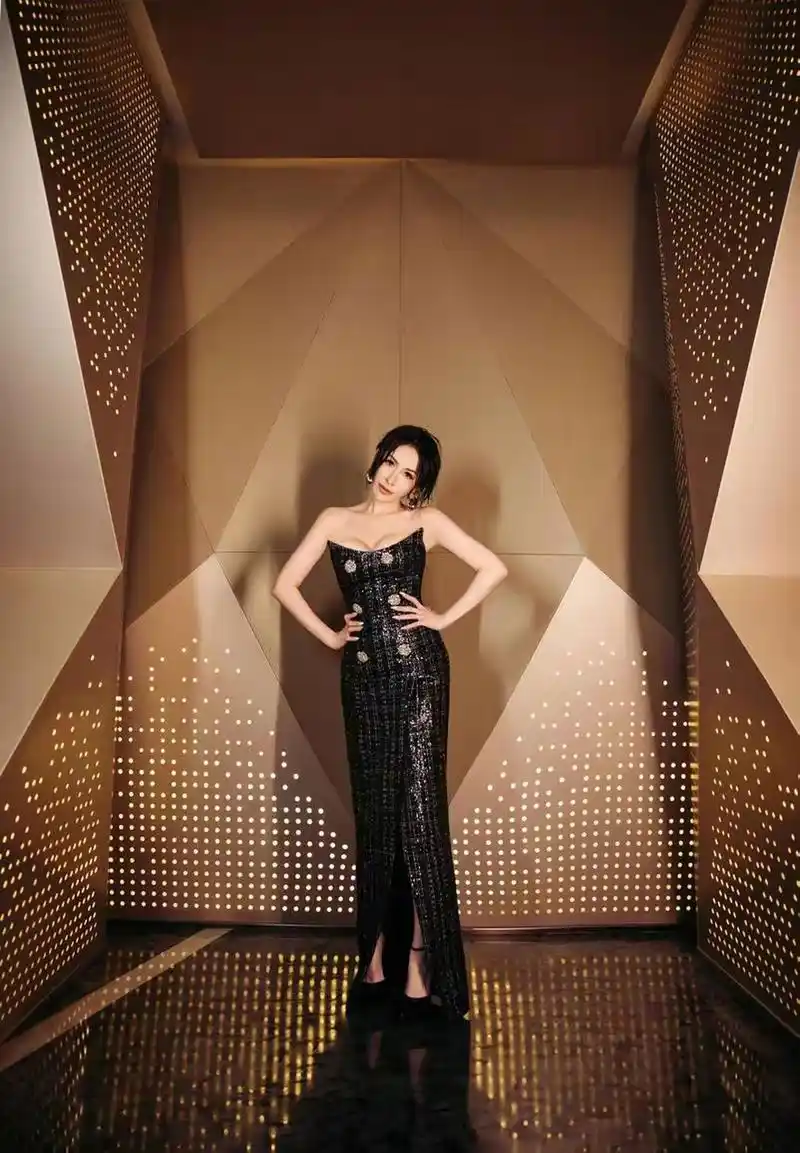 娱乐热点大当家# 萧亚轩晒出一组活动照,照片中的她身穿抹胸紧身裙