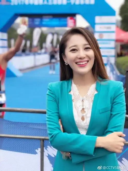 央视美女记者走红 吸氧输液坚持工作