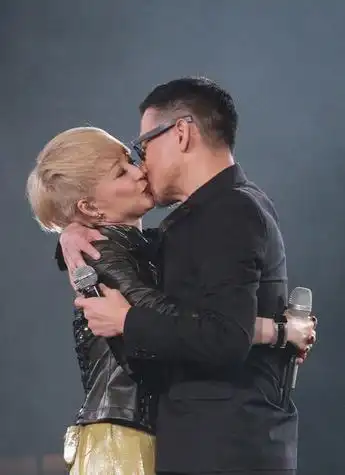 张学友助阵陈慧娴演唱会两人合唱轻抚你的脸