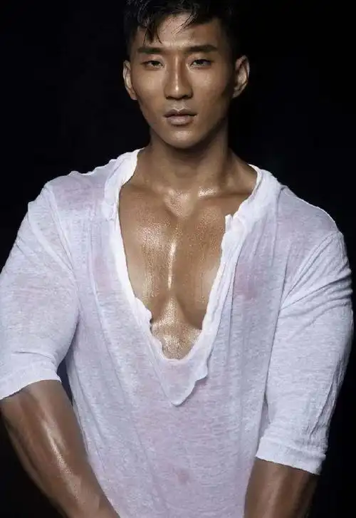 中国肌肉帅哥,健美黄金男模季军李茂鹏