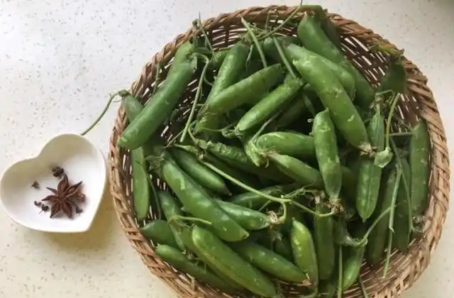 做法:材料:豌豆500克,盐5克,花椒五粒,八角一个,糖少许【盐水豌豆】