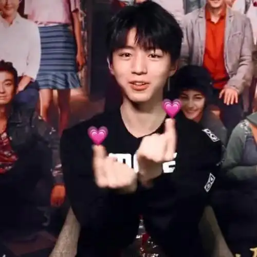 王俊凯的各式各样比心合集,小机灵鬼有无数种比心方式