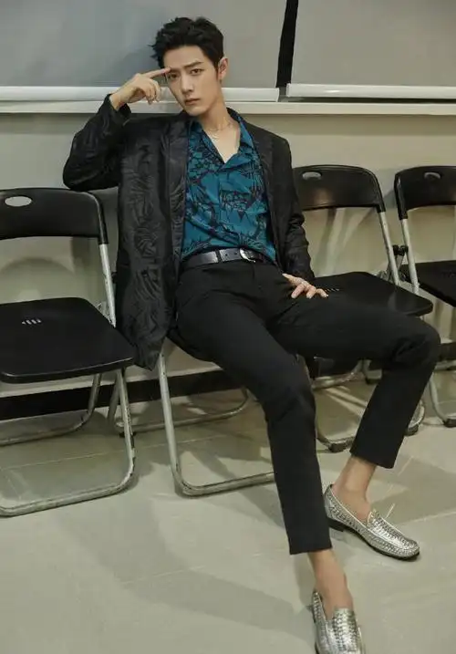 肖战工作室曝"尖叫之夜"表演装,脚踝好细血管明显,走港风好撩