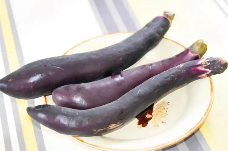 准备食材:紫皮长条茄子,鸡胸肉.