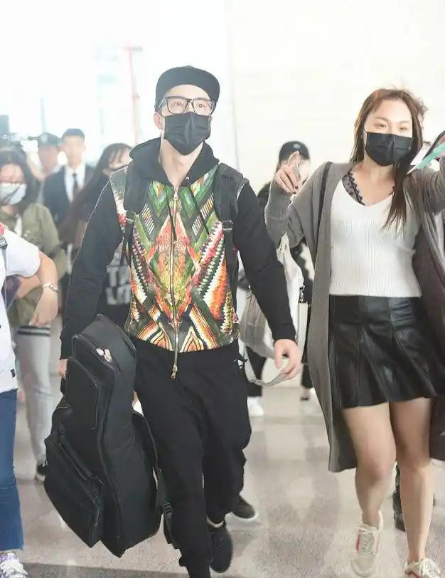 薛之谦与助理两人一路狂奔.