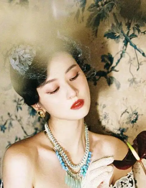 乔欣30岁生日大片像极了复古油画千金