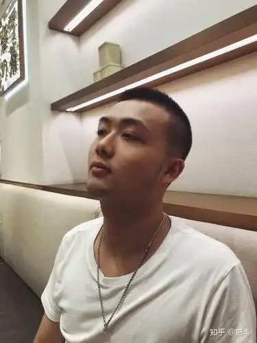 一直头发比较长的男生突然剪一个寸头是怎样的体验?